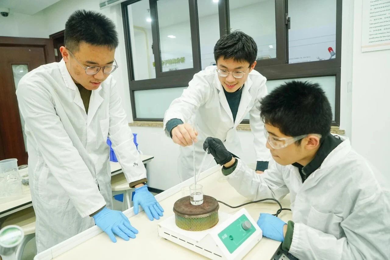 Students carrying out a chemistry experiment