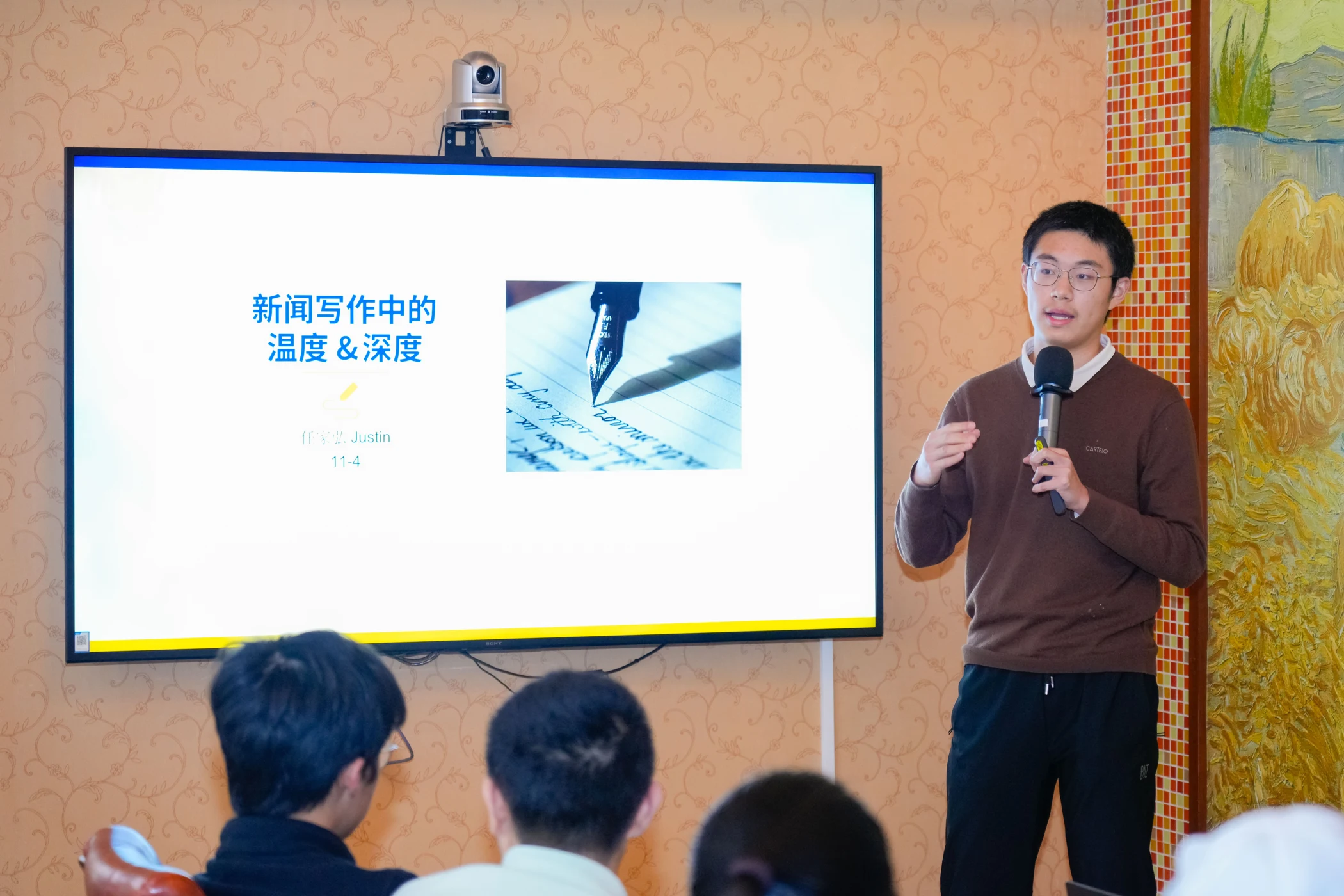 Justin leading a news-writing workshop